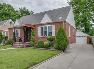 34 Peter St, Elmont, NY 11003