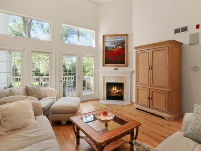 303 Abbey Ridge Ct, Fontana, WI, 53125