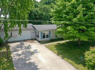 943 E River Ave, Warsaw, IN 46582