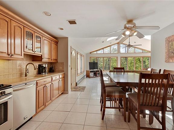 3rd image of 25 Cypress St