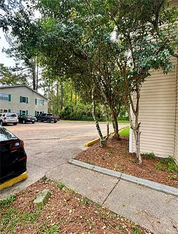 3 bed, 2.0 bath, 1100 sqft, $1,300 — Photo 2