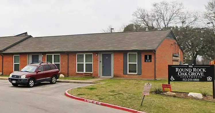 900 Westwood Dr — Photo 2