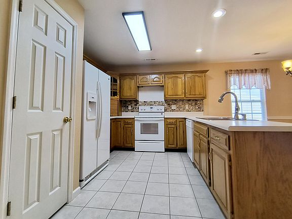 5th image of 592 Flagstone Dr