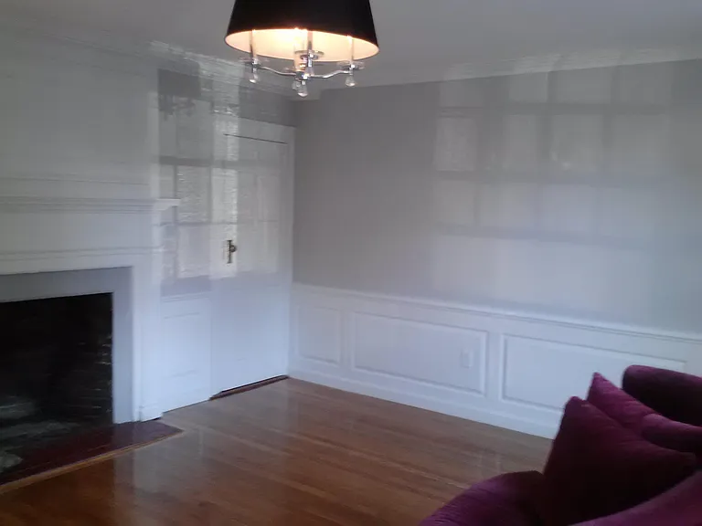 LIVING ROOM DETAIL MOLDING VIEW
