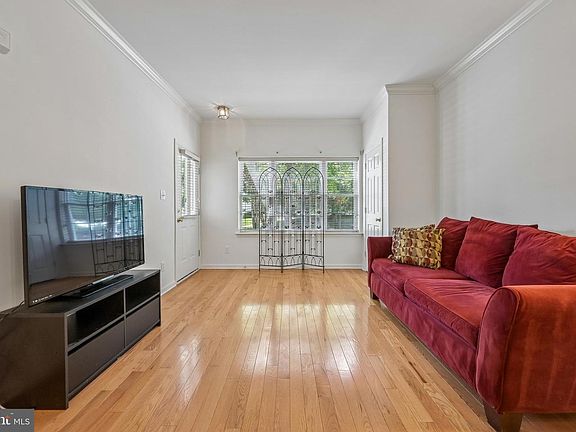 5th image of 5 Charles Cir
