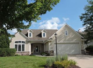 W202N17324 Oakwood Dr, Jackson, WI 53037
