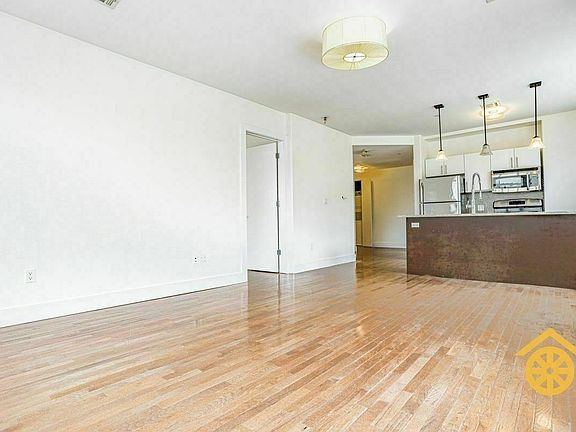4th image of 176 Scholes St #2EE