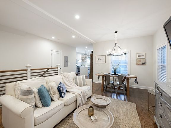 4th image of 107 Putnam St #1