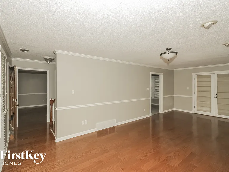 980 Yorktown Rd — Photo 2