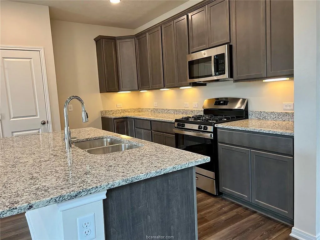 4 bed, 1954 sqft, $2,400 — Photo 4