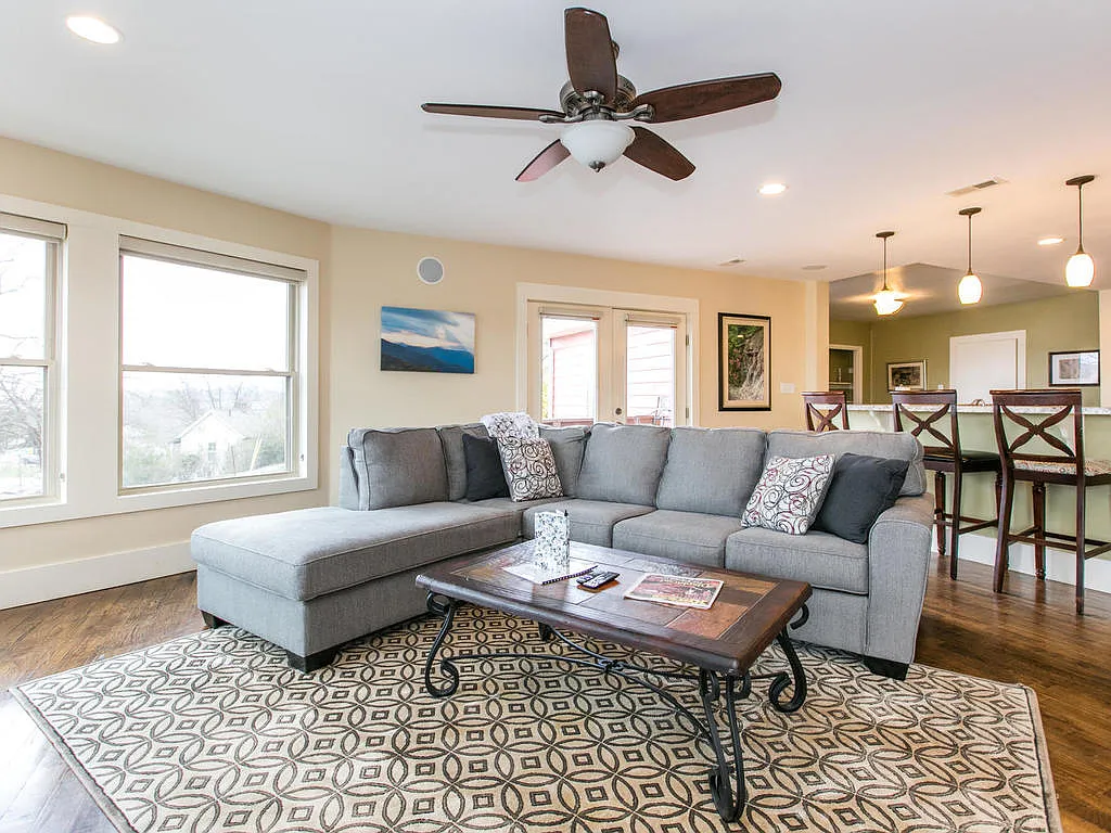 1 bed, 1.5 bath, 1200 sqft, $2,600 — Photo 3