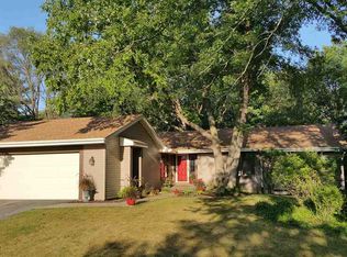 1865 Honeysuckle Dr, Rockford, IL 61107