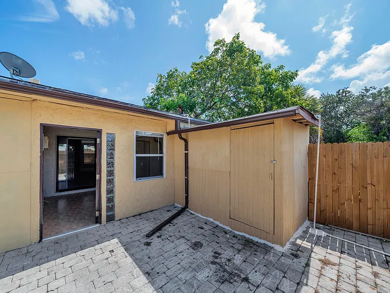 221 NW 43rd Pl — Photo 38