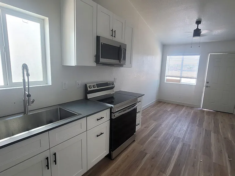 1006 E Polk St #5 — Photo 3