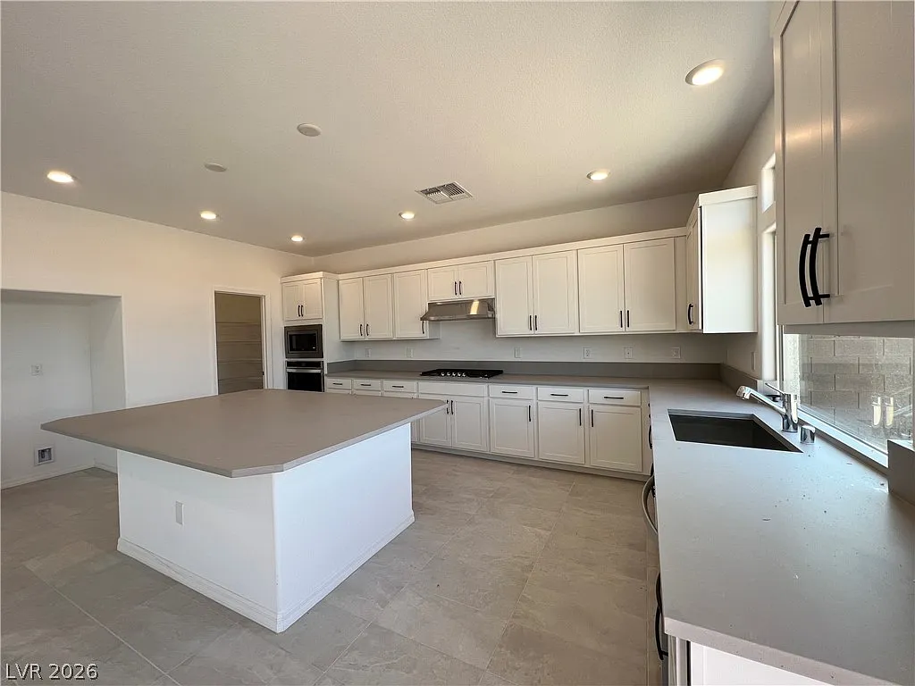 5 bed, 4.5 bath, 3866 sqft, $4,177 — Photo 4