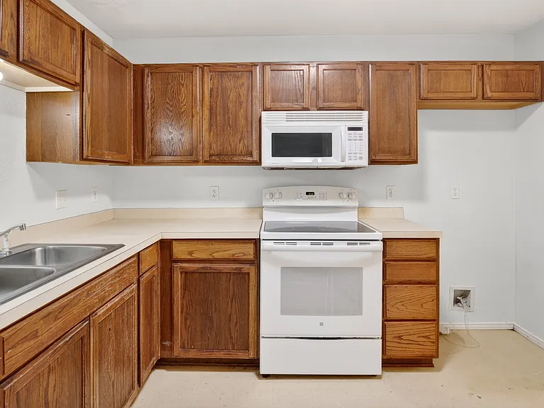 1016 Hatton St — Photo 4