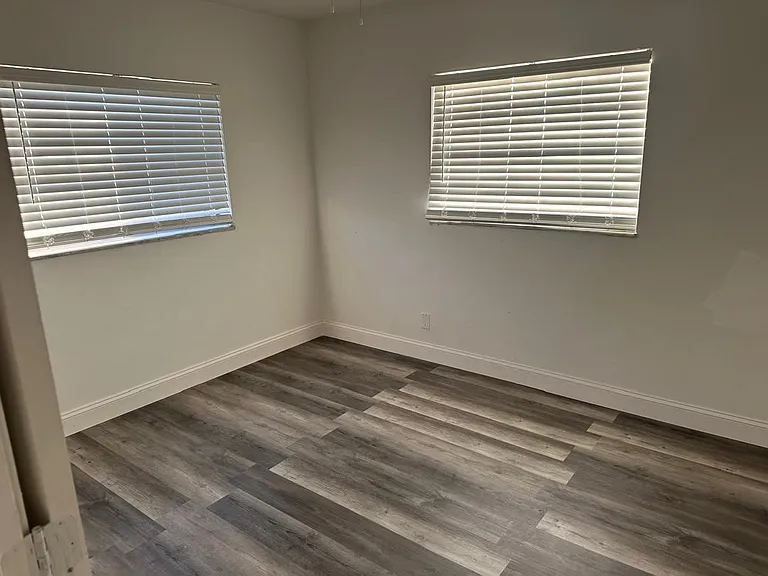 1060 SW 5th Ter — Photo 5