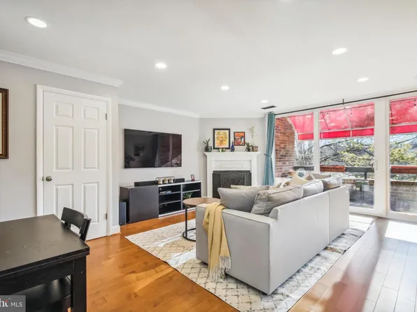 1657 S Hayes St APT B, Arlington, VA 22202