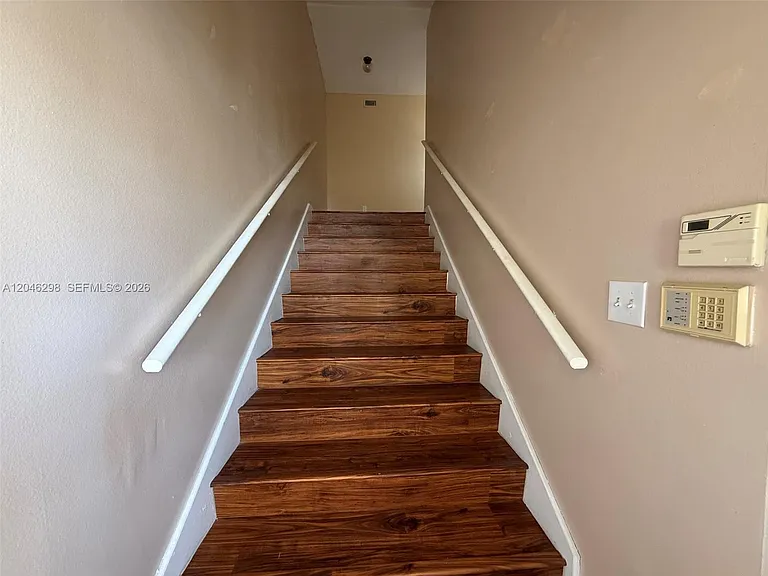2512 SE 19th Pl #206-A — Photo 2