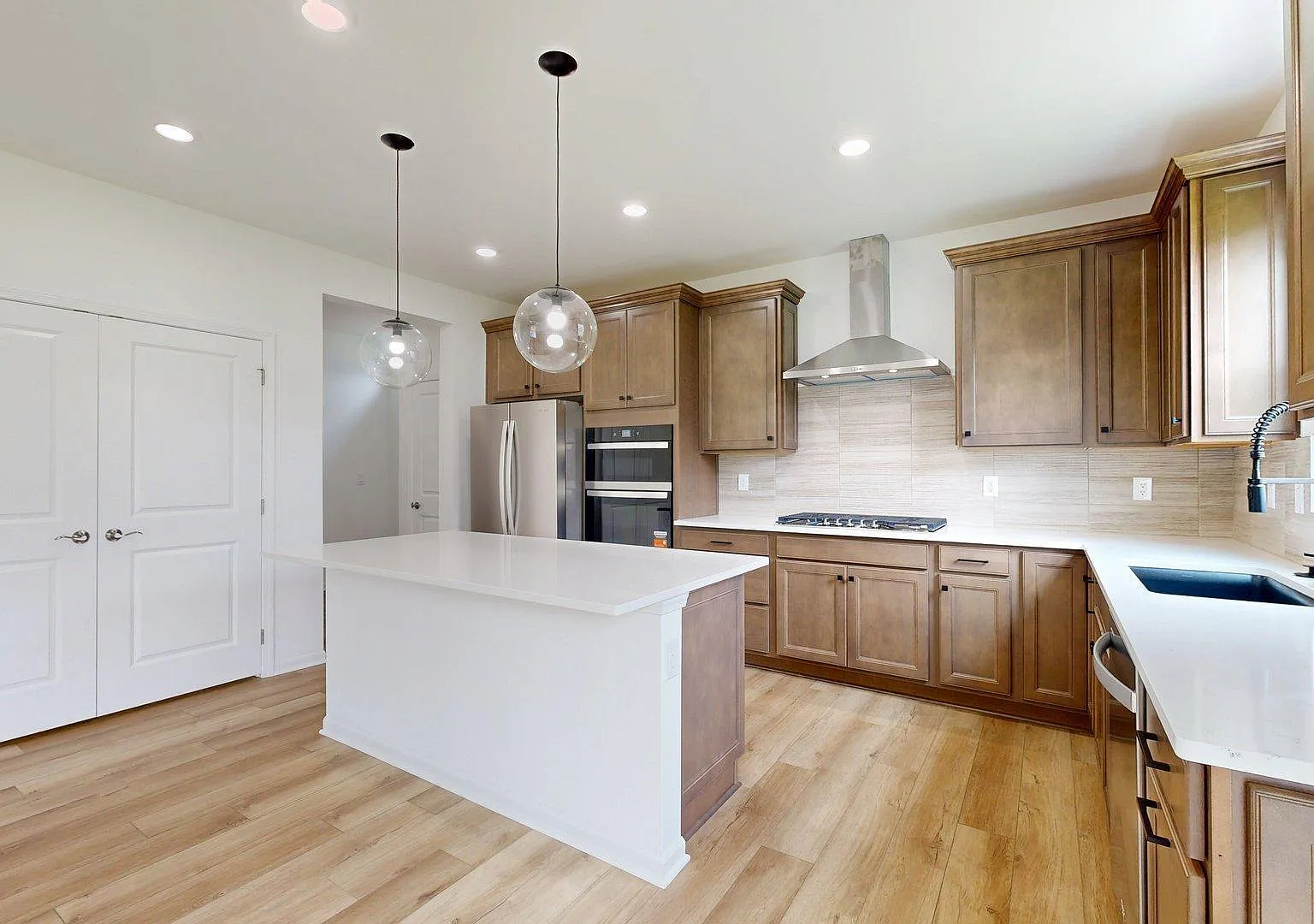 4 bed, 2.5 bath, 2453 sqft, $4,000 — Photo 2