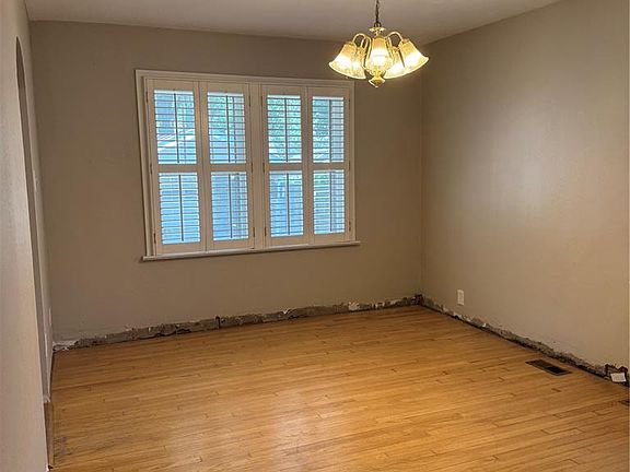 5th image of 2404 Hartland Ave