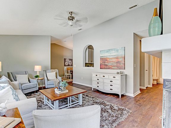 3rd image of 907 Majestic Cypress Dr N