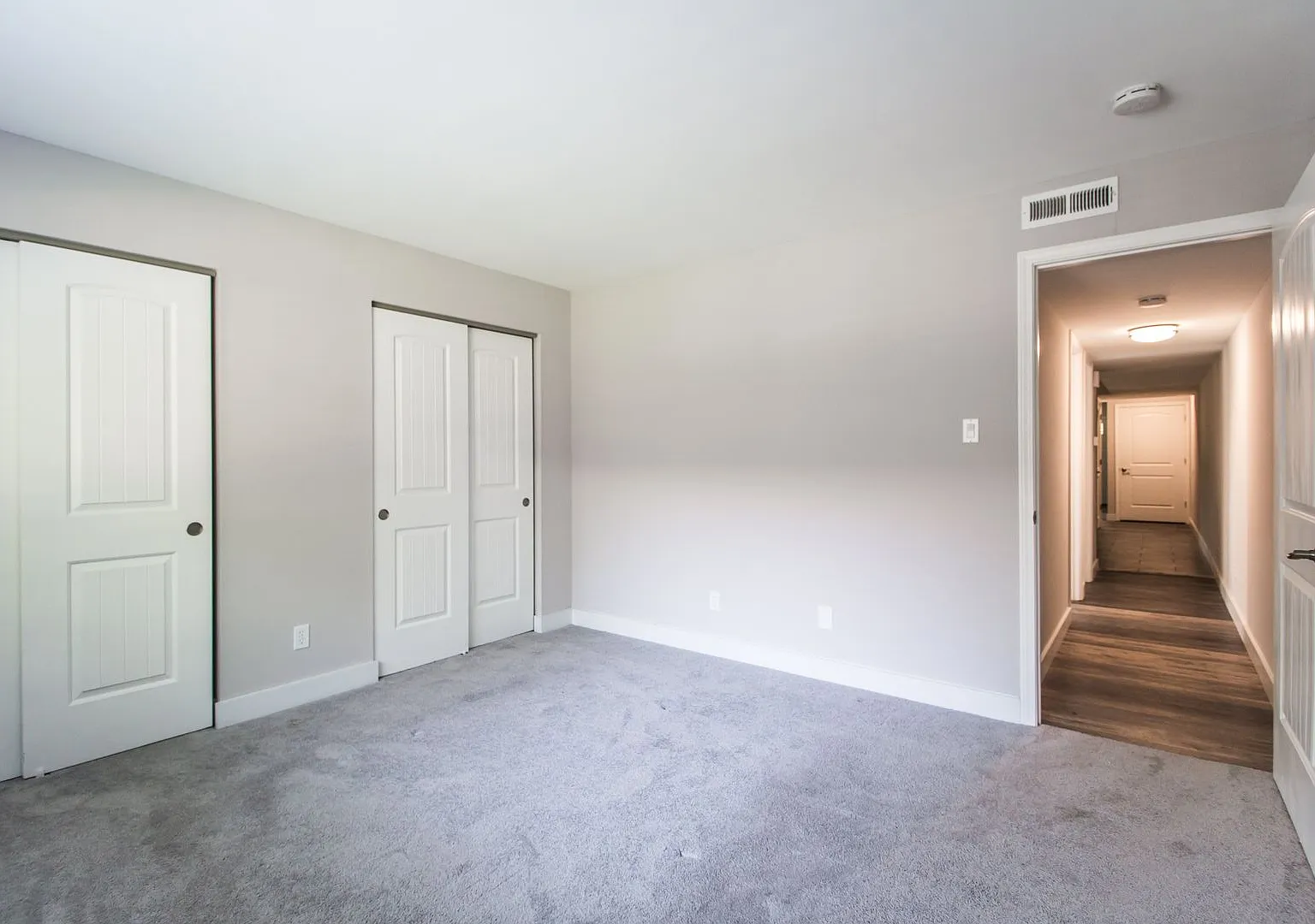 Pet friendly renovated two bedroom — Photo 2