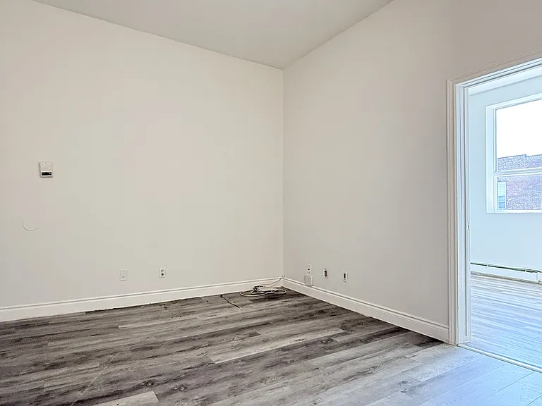 1188 Wyandotte St E #4 — Photo 4