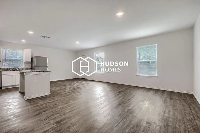 223 W Baxter St — Photo 4