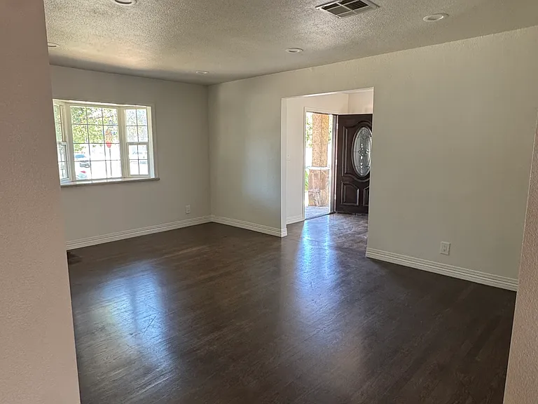 5766 Newcastle Ave — Photo 7