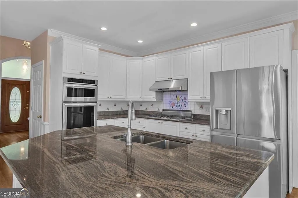 6 bed, 4277 sqft, $4,600 — Photo 3