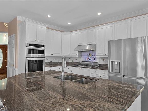 3rd image of 915 Chipley Ct