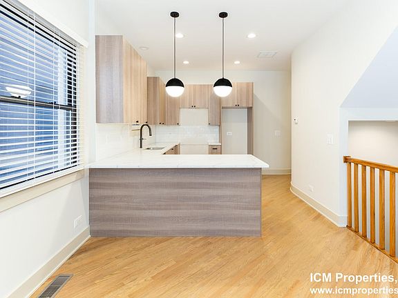 2nd image of 1326 W Diversey Pkwy #1F