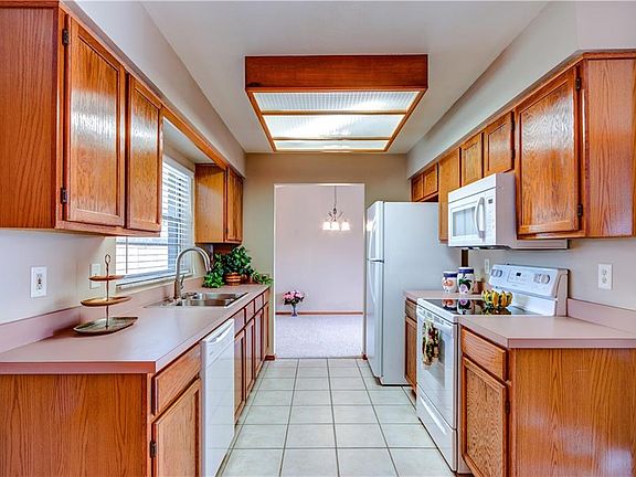 4th image of 1044 Pioneer Dr