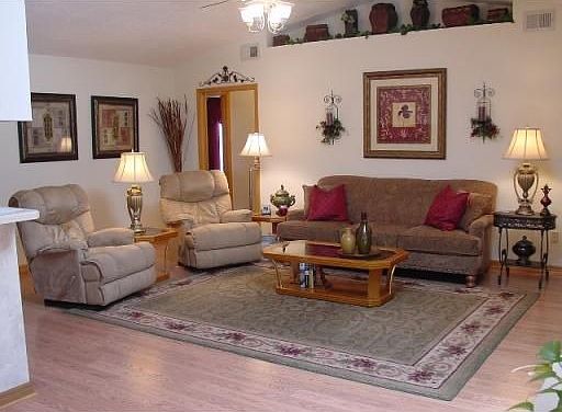 3rd image of 385 Glen Abbey Ln