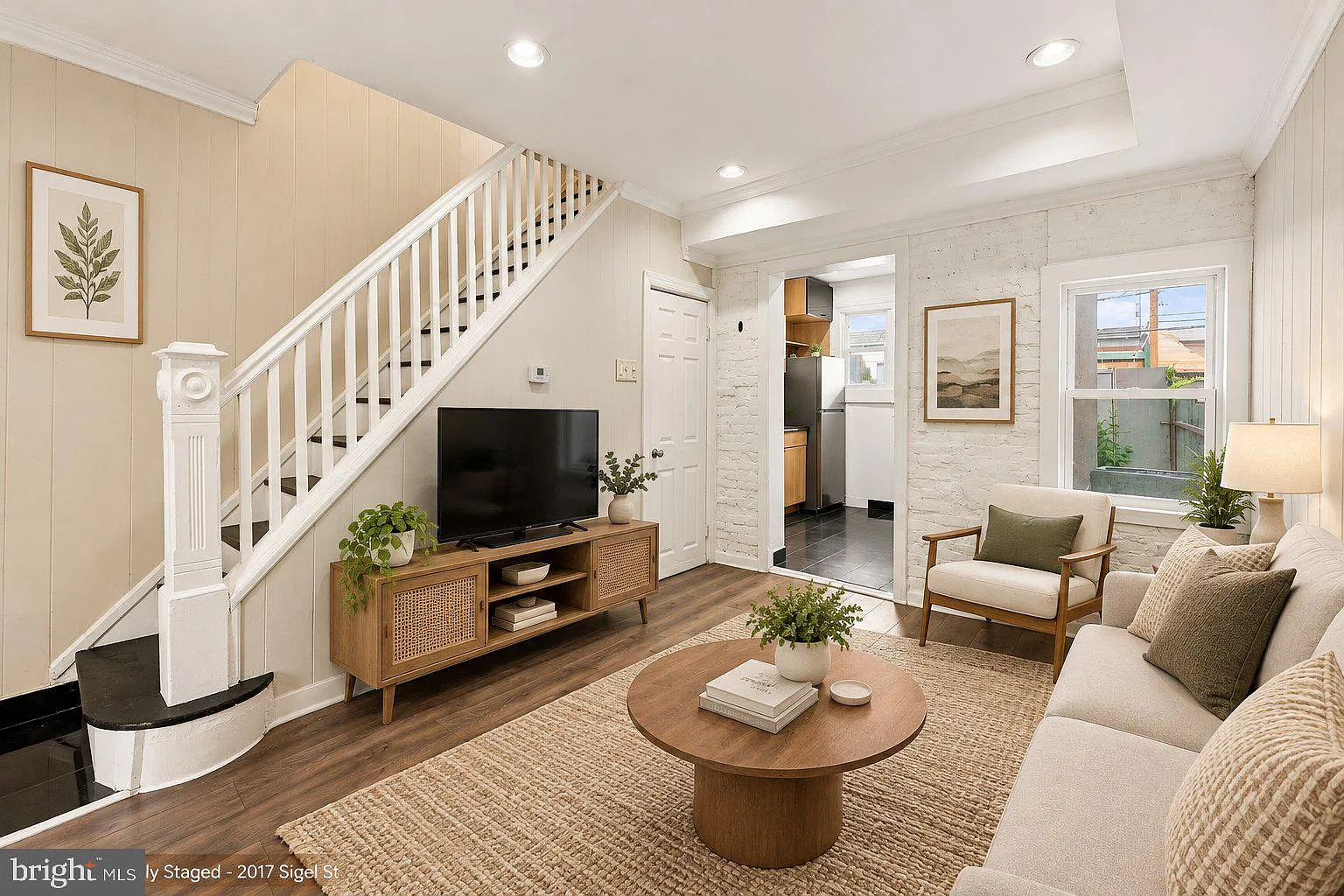 3 bed, 1.0 bath, 1003 sqft, $1,600 — Photo 1