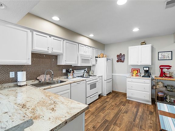 3rd image of 1401 Willow Brook Dr NE