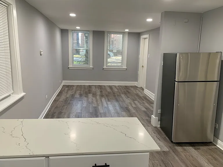 1738 W Roscoe St #G — Photo 15