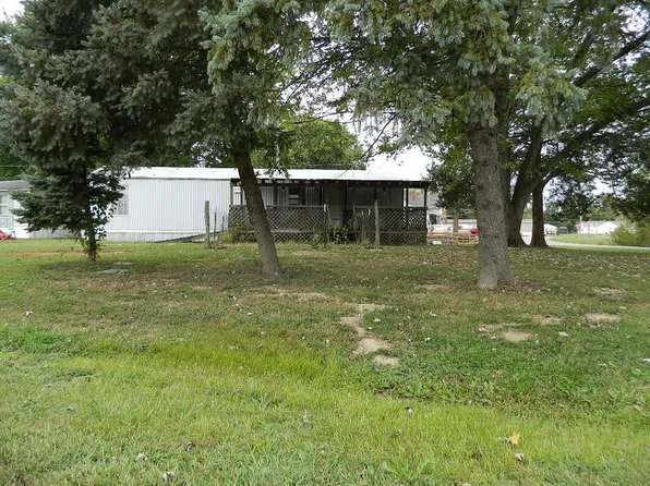 404 N Maple St, Wayne City, IL 62895