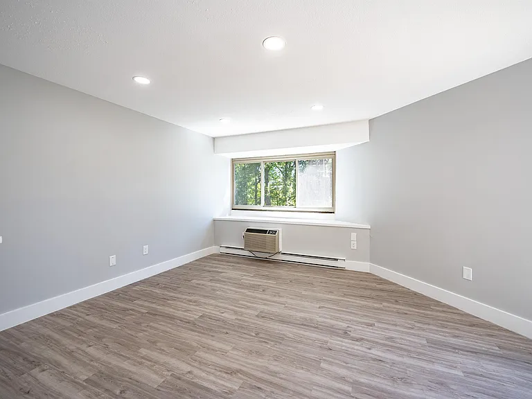 Whitewood Pond Apartments — Photo 6