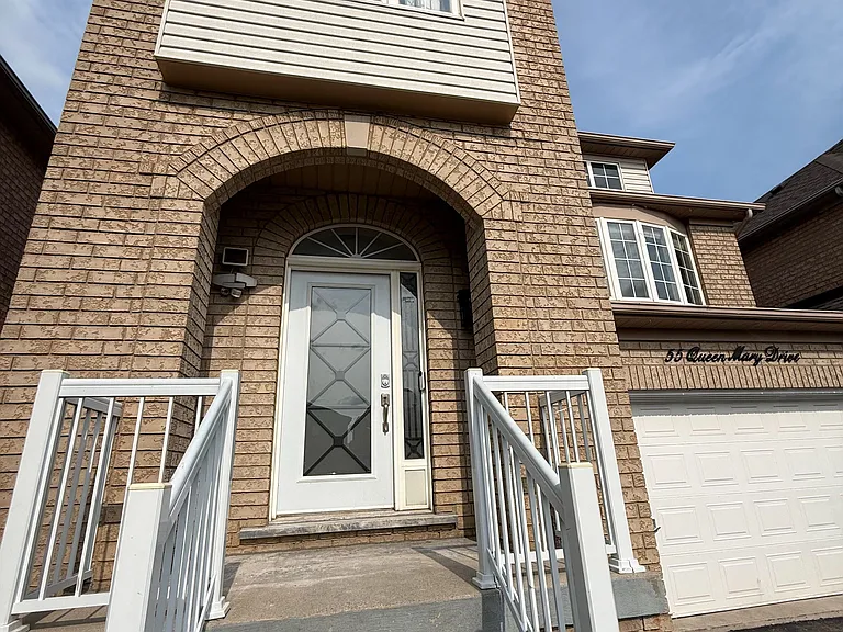 55 Queen Mary Dr — Photo 3