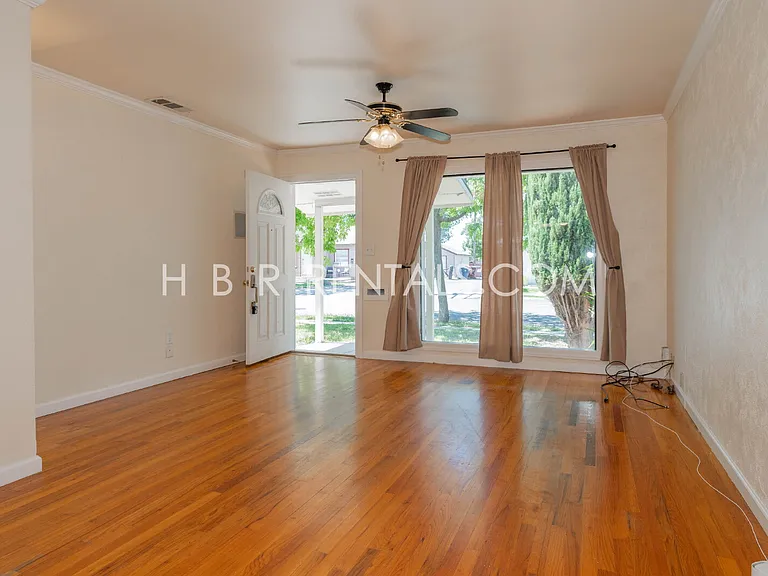 1650 Bessie Ave — Photo 4