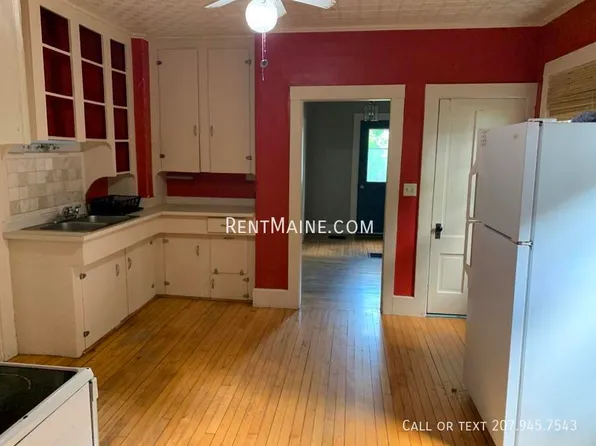 6 Gilbert St, Orono, ME 04473