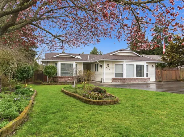 652 Ermineskin Ave, Parksville, BC V9P 1G2