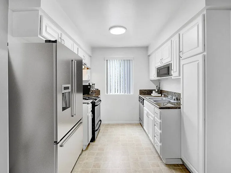 Sherman Plaza Apartments — Photo 6