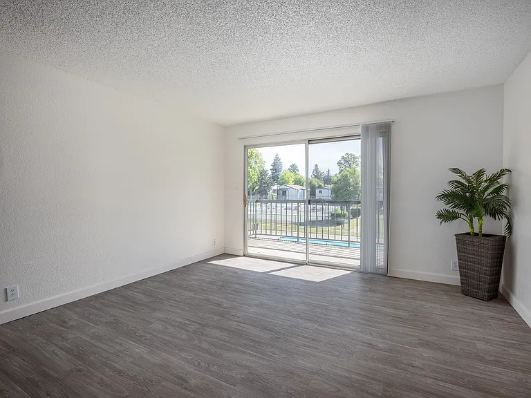 Rivercourt Apartments — Photo 17