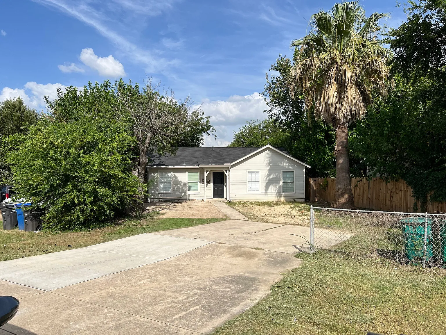 Charming Single Unit Home in San Antonio | 818 Hampton St | $1350/mo — Photo 1