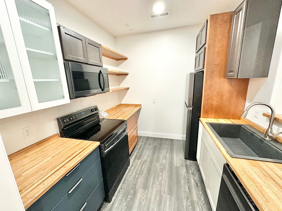 1st image of 10390 Ivy Hollow Dr #1