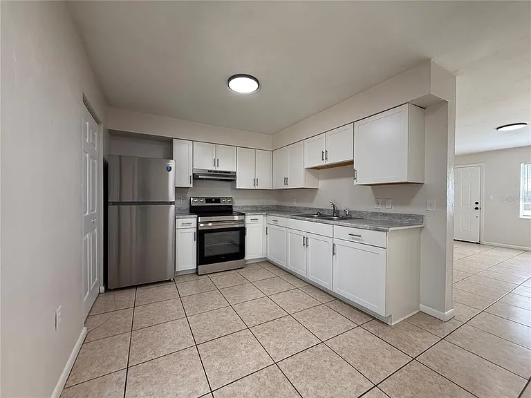 6104 SW 12th Pl — Photo 4
