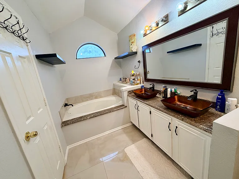 master bathroom- garden tub